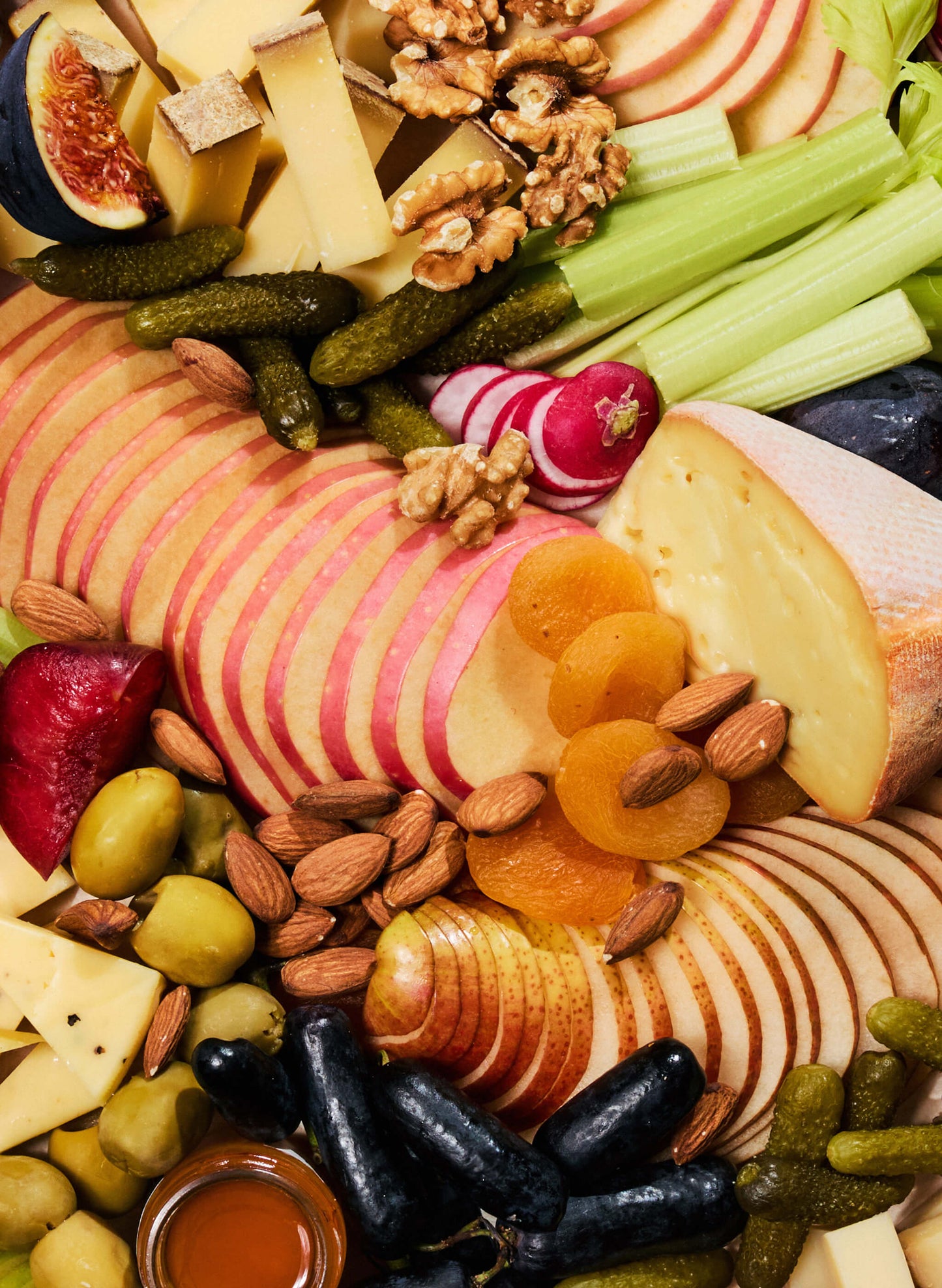 A cheese platter of our selection of nicely cut finest vegan cheese with antipasti, nuts, fresh & dried fruits, vegetables, mini honey & chutney pots, topped with seasonal garnishes. Comes ready to eat. The perfect pick for home parties, corporate event or as a gift. Free delivery Hong Kong.